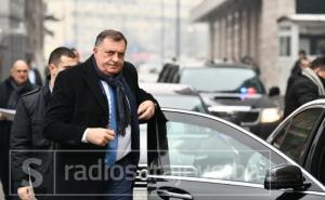 Objavljen snimak: Pogledajte kako je Milorad Dodik izviždan ispred Skupštine RS